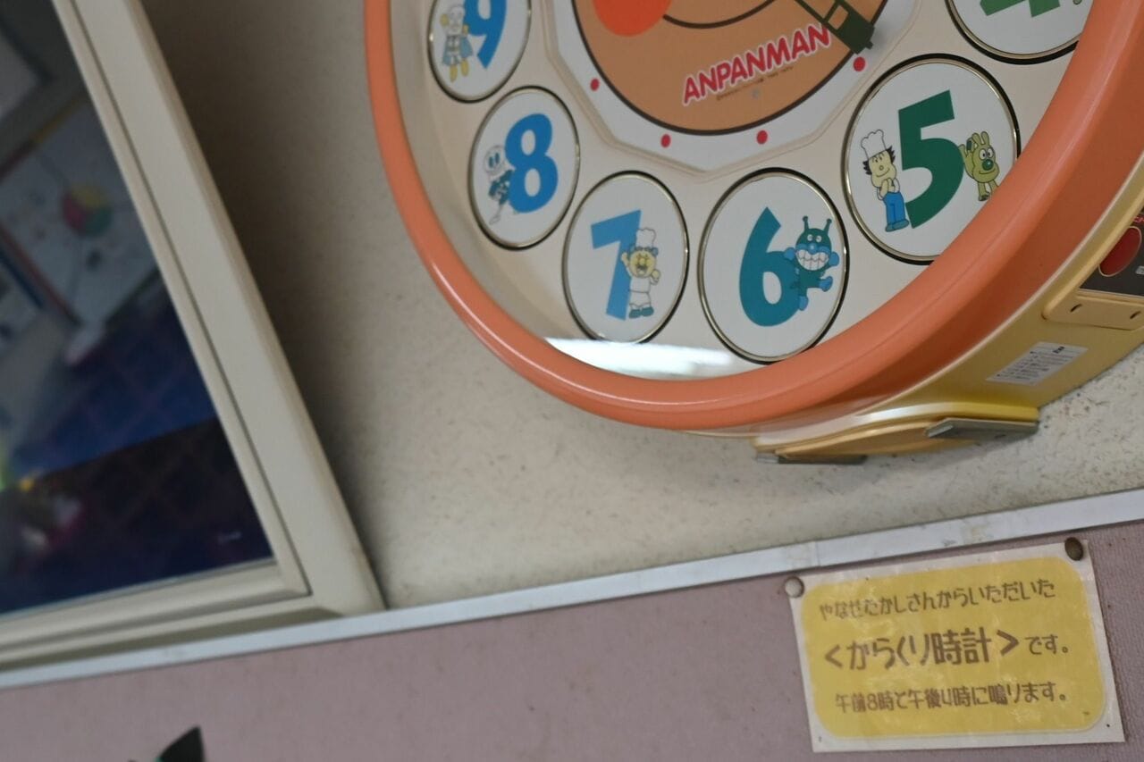 「やなせたかしさんからいただいた<からくり時計>ですとの説明がある(後免野田小学校玄関)