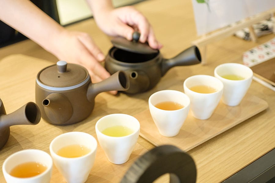 棒茶の深煎り「薫」、浅煎り「極」と、煎茶を飲み比べ。急須で淹れるだけでなく、水出しで淹れるとまた異なる味わいが楽しめるそうです。