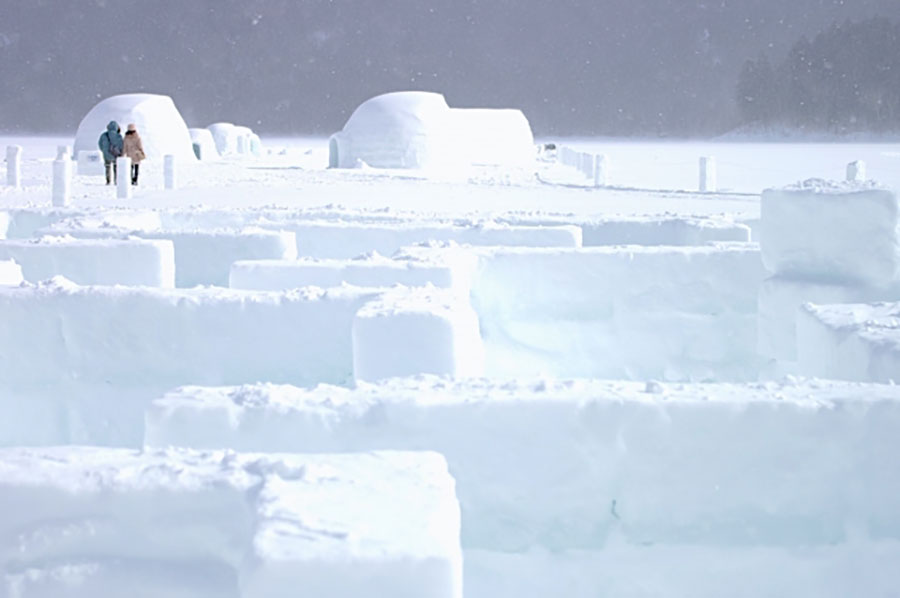 大雪山国立公園内にある然別湖の上に、1月下旬〜3月下旬の間にだけ現れる「しかりべつ湖コタン」。氷を切り出して作られる美しいイグルー(氷の家)やキンキンに冷えた氷のグラスでお酒が飲めるアイスバーなど見所満載。