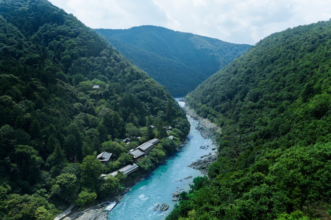 大堰川を挟んで「星のや京都」のある南側が嵐山、北側が小倉山。