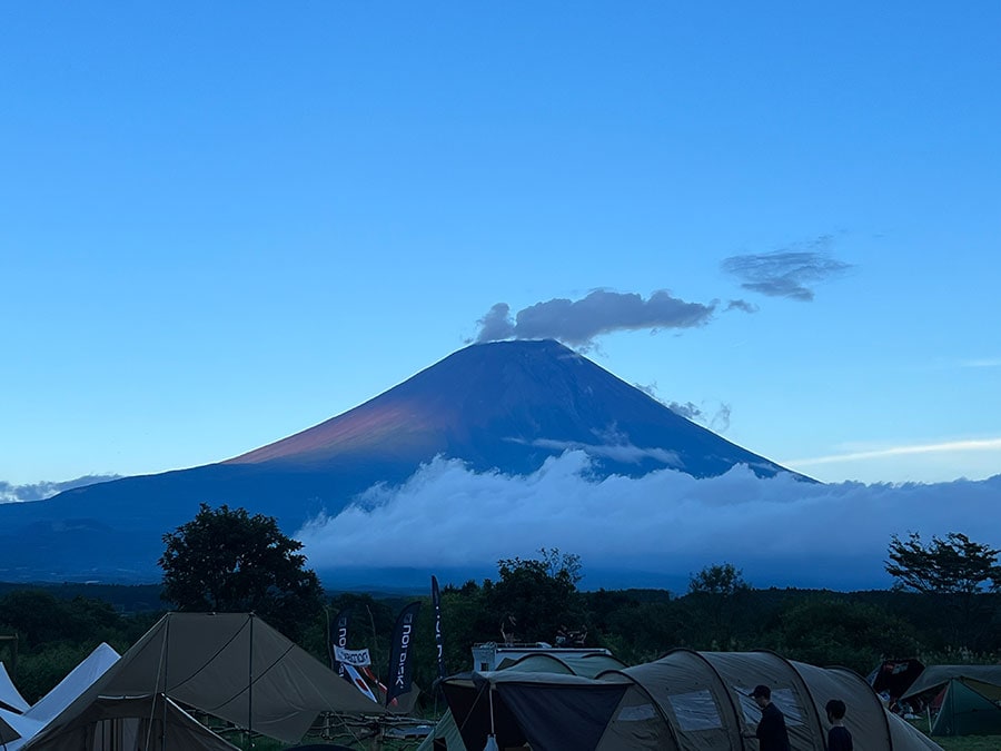 「ふもとっぱら」で虹が出ていた反対側の景色。富士山がこんなに近くに！