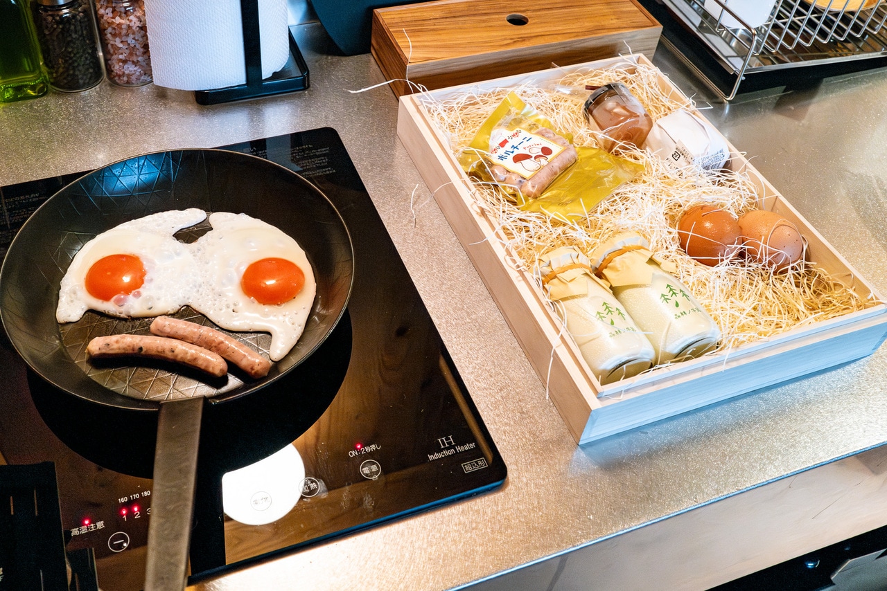 部屋で調理する朝食はおいしいだけでなく、体験としても楽しい。