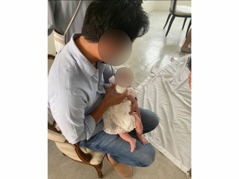 上田さんの仕事に同行するパートナーと娘さん。合間のミルクタイム（本人提供）