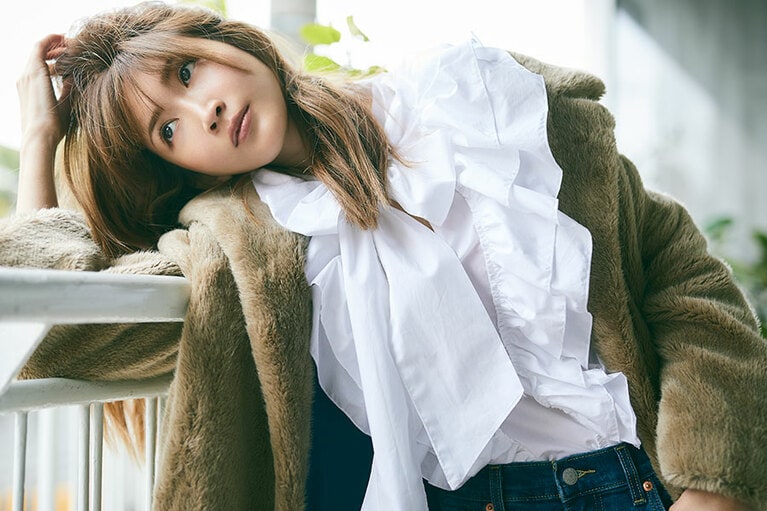 デニムパンツ(MID RISE BOYS' FIT) 7,900円／リーバイス®(リーバイ・ストラウス ジャパン株式会社)、コート・ブラウス／スタイリスト私物