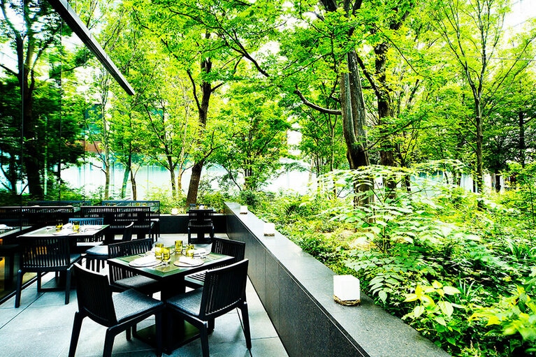 豊かな森の中に佇むような1階別棟の「ザ・カフェ by アマン」にはテラス席もある。
