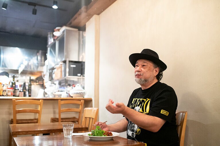 焼きそばを食べながら焼きそばを語る小野瀬さん。