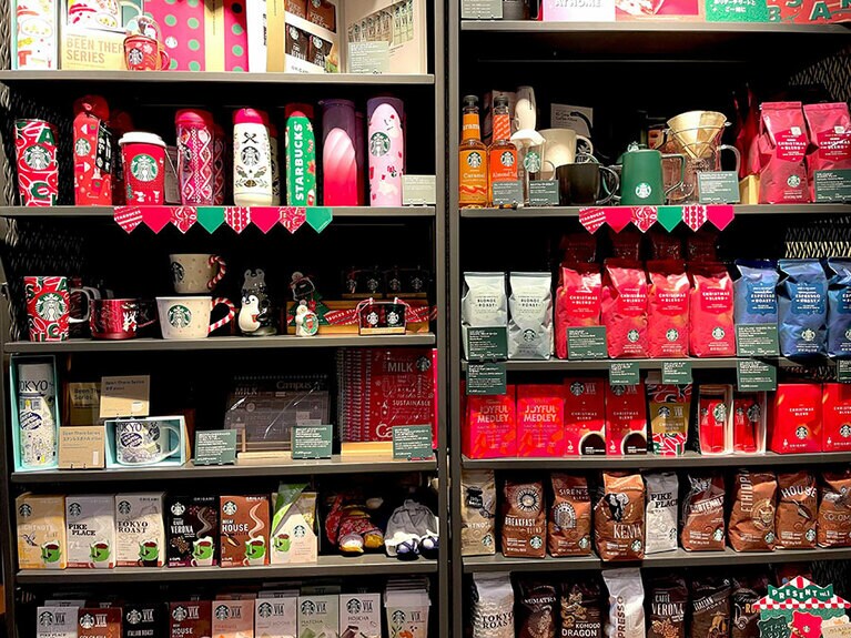 棚いっぱいのホリデー限定グッズたち。