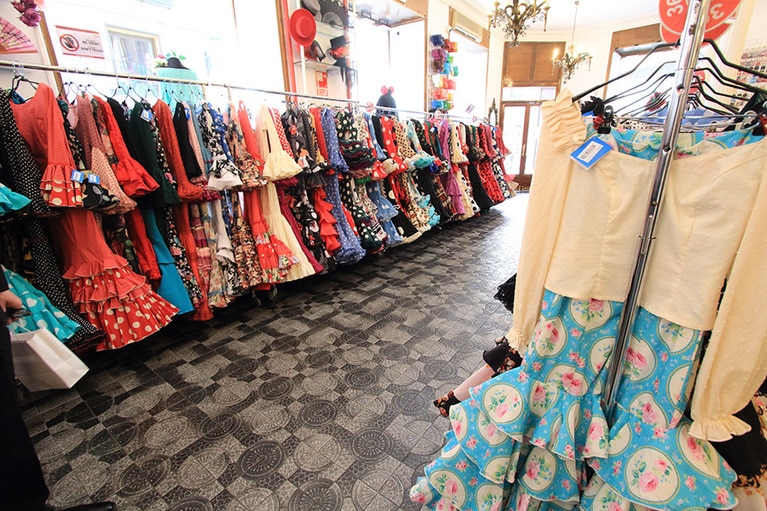 ズラリと並んだカラフルなフラメンコの衣装。すべてデザインが違う。