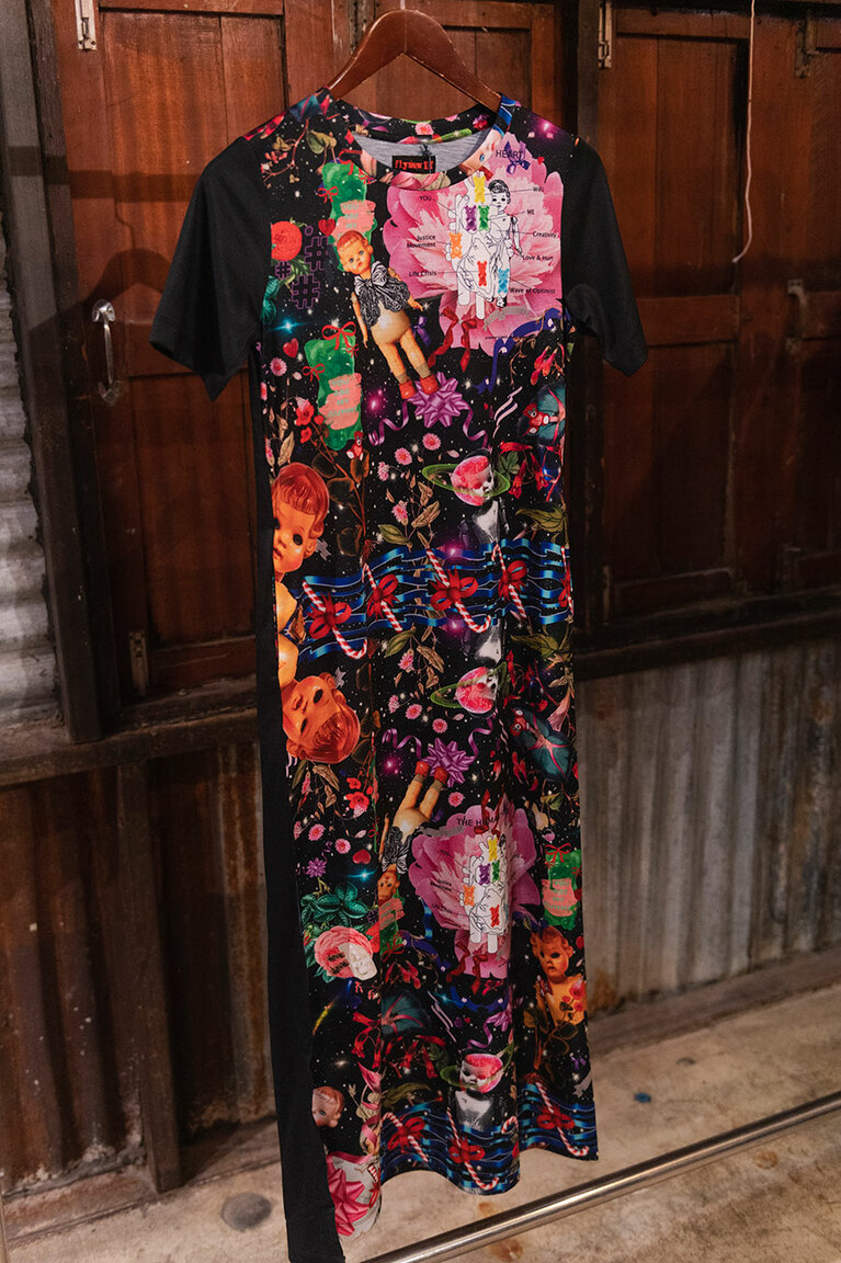 レッド・ウェアハウスには面白い商品が揃っている。「フライナウIII」のワンピース 3,300タイバーツ。プリントがサイケデリック。