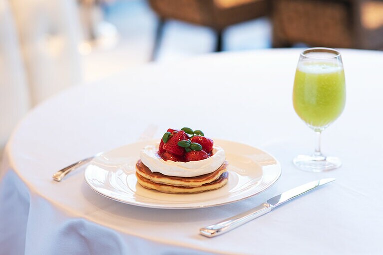 左から：ストロベリーパンケーキ、メロンジュース 4,400円。