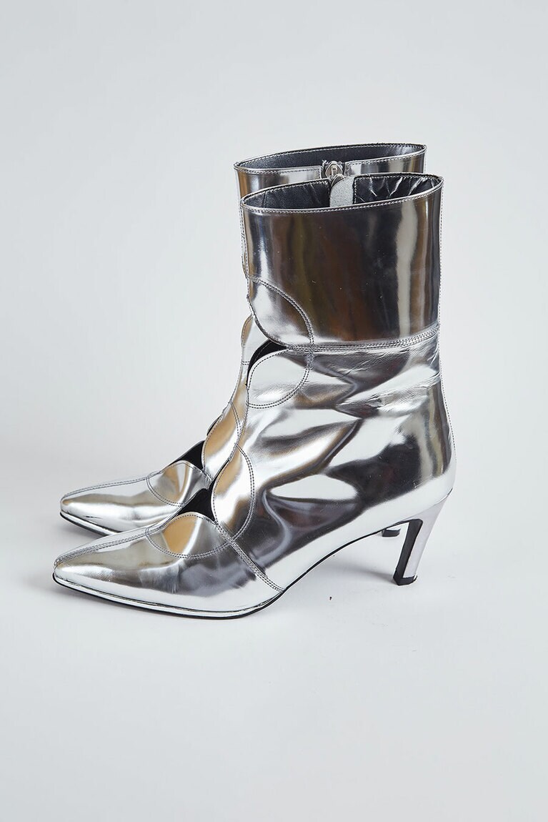 “VISTA” 66,000円。 COLOR：SILVER　SIZE：23cm、24cm、25cm　HEEL：7cm。