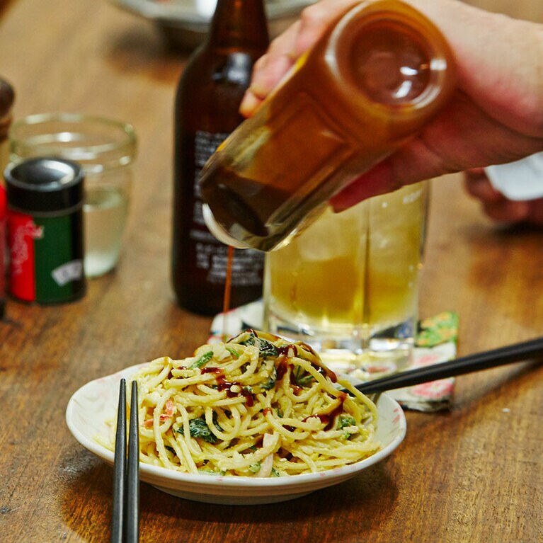 懐かしいスパゲッティーサラダなど一品料理(各350円)。