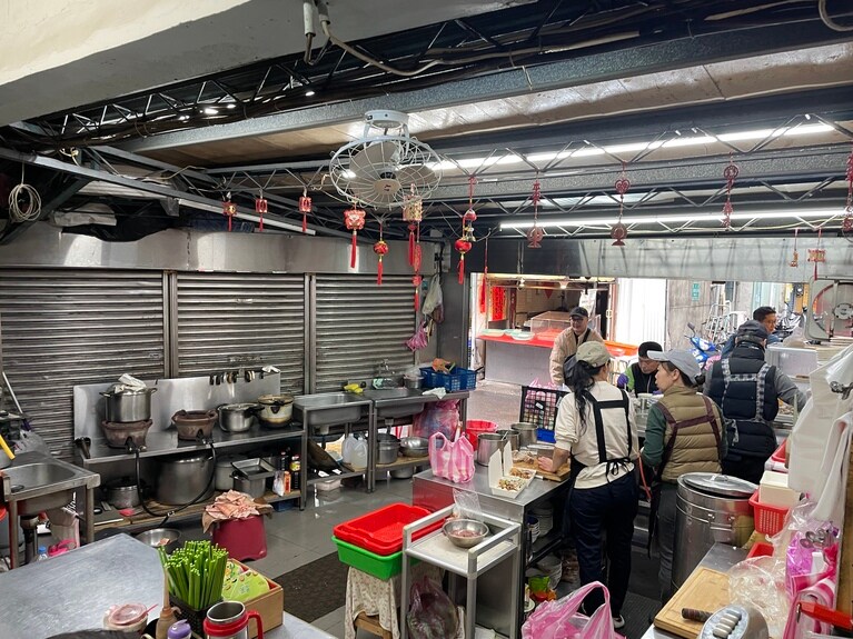 調理場と座席が一体化したオープンキッチンスタイルの店構え。それも台湾らしさの一つです。