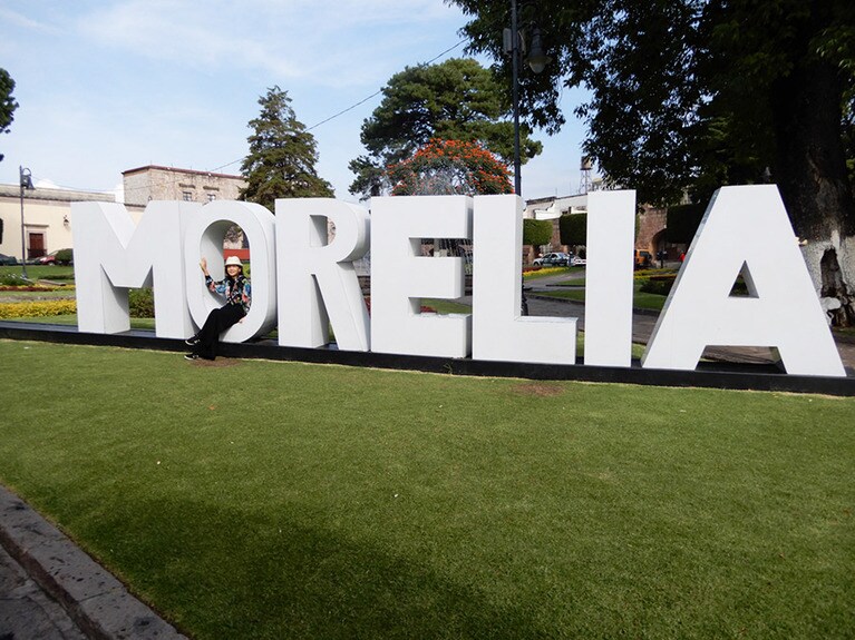 噴水もあって居心地のよいピジャ・ロンヒン公園。大樹の陰で休む市民も。