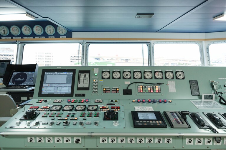「フェリーふくおか」の操舵室。