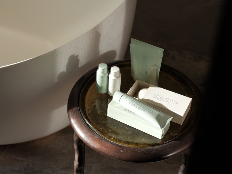 ビルケンシュトックが2024年にローンチした、フットケア、ボディケアラインのサンプル。左：リラクシングハンド＆ボディウォッシュ、バランシングハンド＆ボディウォッシュ（4,840円／300ml、写真は50mlサイズ）、奥：リラクシングバスソルト（5,500円／450g、写真は120gサイズ）、中：スムージングパミスストーン（1,595円）、エクスフォリエイティング フットスクラブ（4,070円／100ml、写真は75mlサイズ）