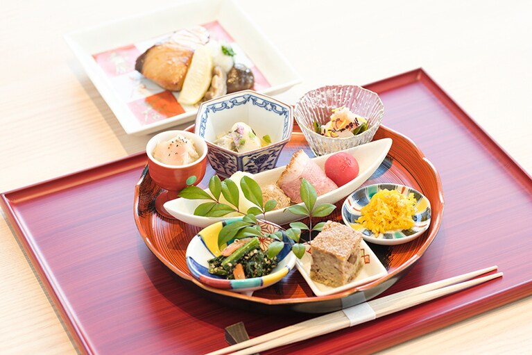 「笠庵」のおまかせご膳 3,500円。そのほかに、日高見牛のひつまぶしや宮城県産の森林鶏、三陸産の海鮮など、宮城の旬が一堂に会します。お米の聖地と呼ばれる宮城県産の「ひとめぼれ」を炊いたご飯や仙台赤味噌の味噌汁もほっとするおいしさです。