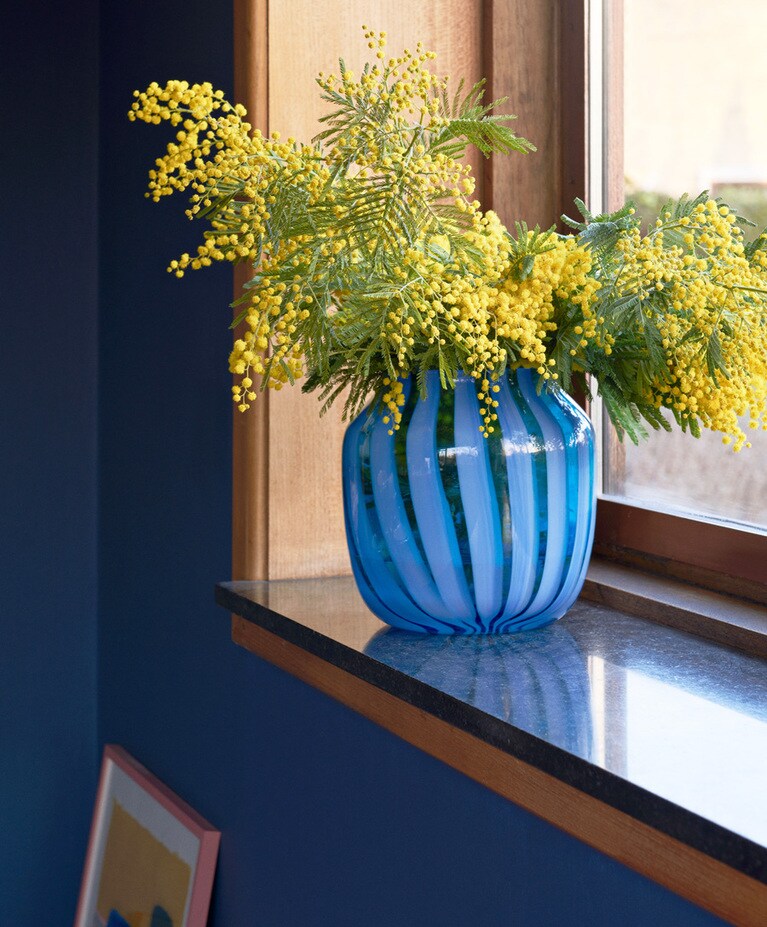 春はミモザ、夏ならヒマワリを生けたい。