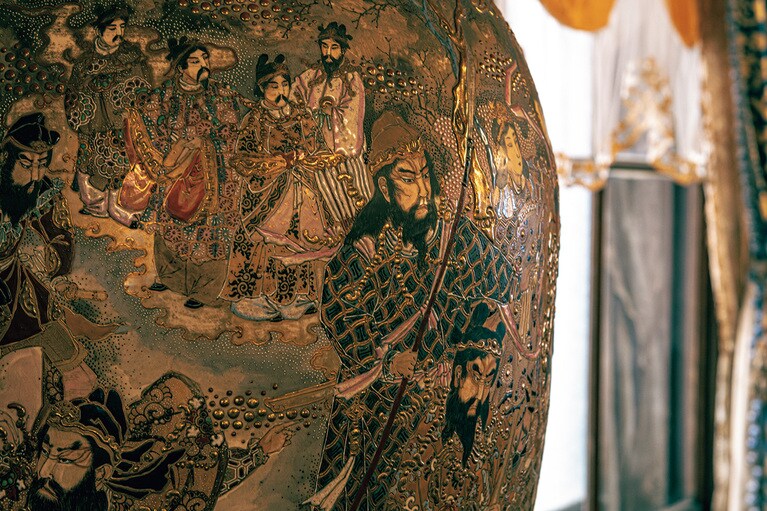 “青の広間”に飾られているアジア製の壺。巧みな絵柄が描かれている。
