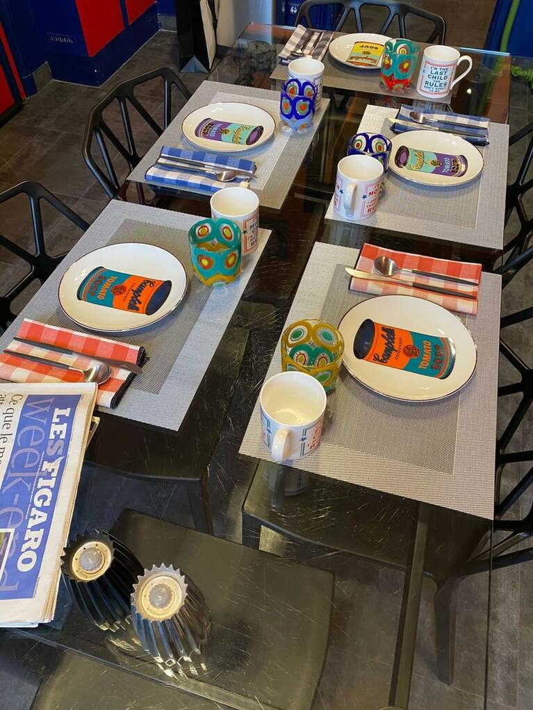 息子によるテーブルセッティング。