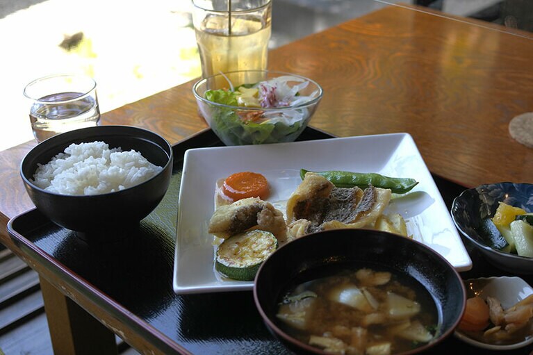 とある日のメニュー。ベトナムソースをかけた鮮魚のフリットは鯛でした。焼き野菜が美味。