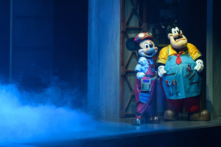 ミニーを見守るミッキーとピート