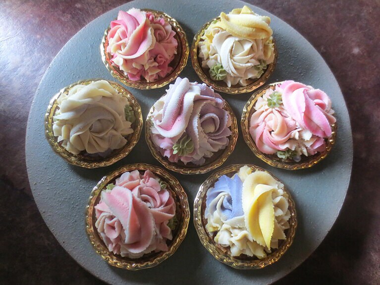 フレッシュなカシューナッツを使った「フラワーローケーキ」１個650円。