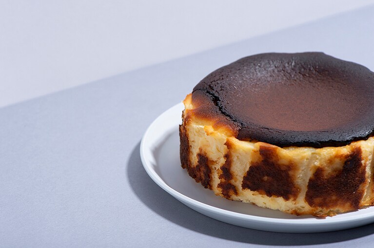 ［カオリーヌ菓子店］バスクのチーズケーキ 2,800円。