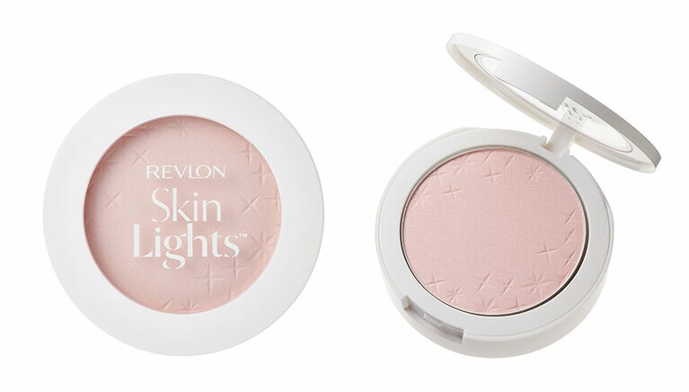 毛穴などの凹凸をカバーし、微小なシルバーパールのおかげでナチュラルなツヤ感も出せる、頼れるパウダー。オンライン会議には画像のパステル系ピンクがおすすめ。レブロン スキンライト プレスト パウダー N 〈ブラシ付き〉 105 フェアリーピンク SPF25・PA̟++ 全4色 各1,800円／レブロン