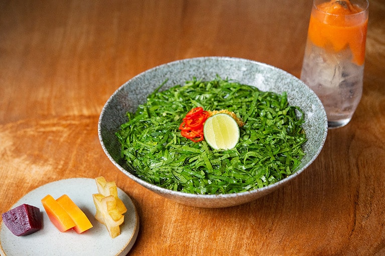 ディナーのメインは、チキンブイヨンをベースにしたグレインスープ。野菜とスパイスを使ったスパークリングワインのカクテル付き。