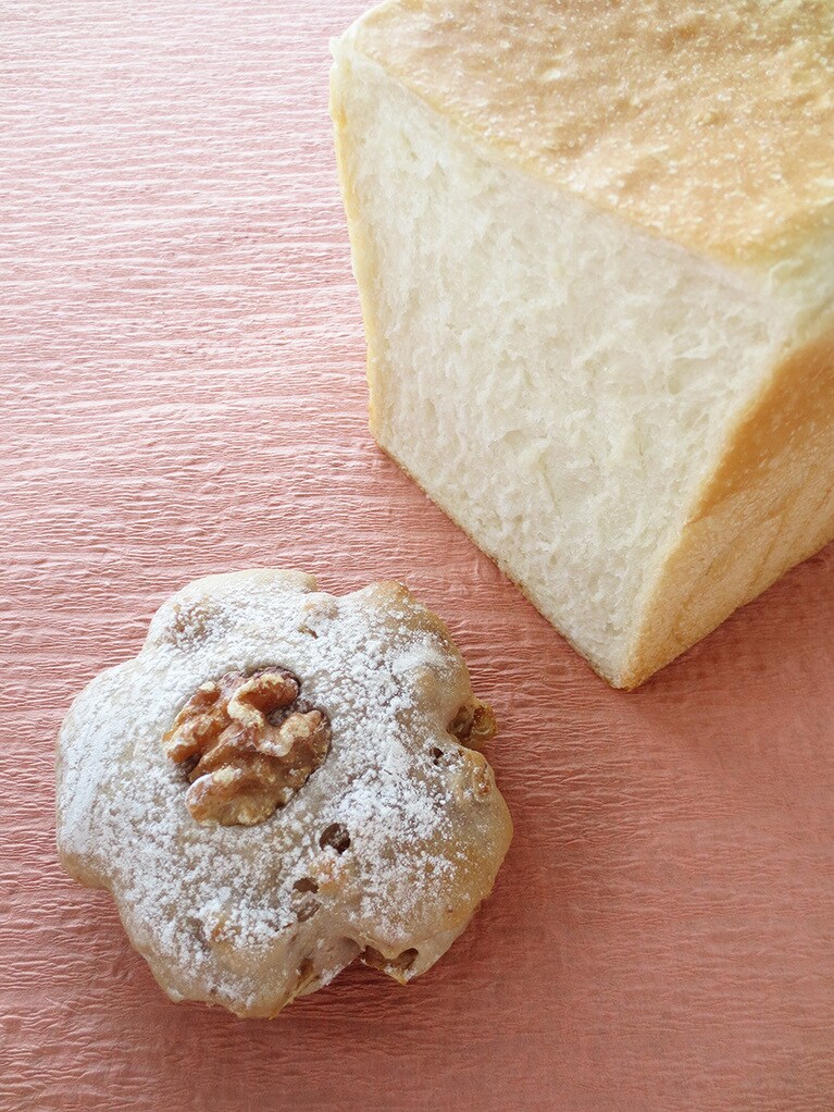 「はとむぎの杜の角食パン」450円、「くるみパン」216円。