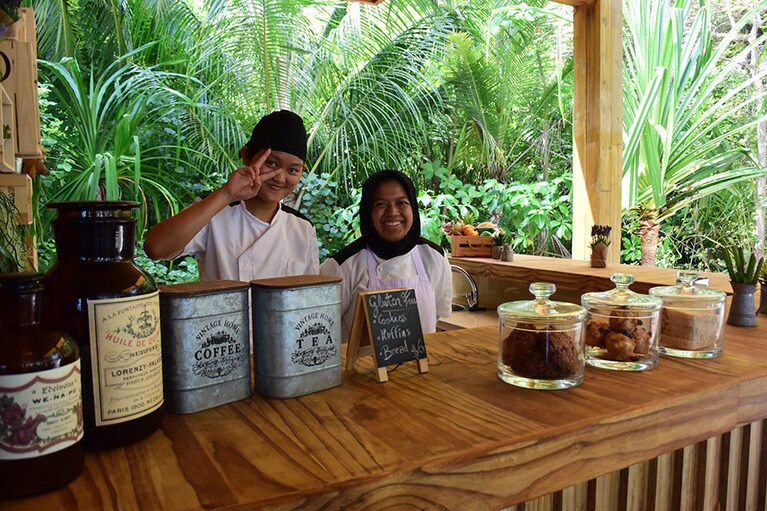 ヘルシーメニューを用意したウェルネスエリアのカフェ。