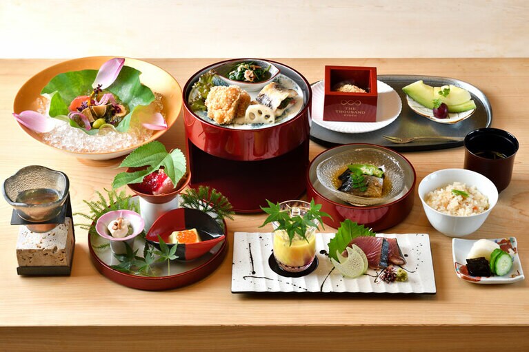 食前のお愉しみからデザートまで、充実の内容と、あふれる滋味に感激する日本料理「KIZAHASHI」のランチ弁当 “千” 5,594円。