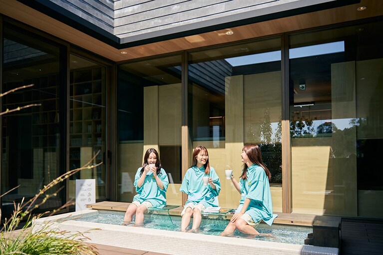 ラウンジやハンモックでゆったりできるスペース、足湯なども。