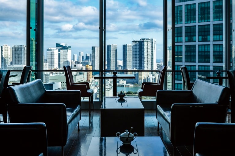 24階のバー・ラウンジ「THE BAR」（写真）からは浜離宮恩賜庭園や東京ウォーターフロントの摩天楼、オールデイダイニング「ハーモニー」からは東京タワーが一望できる。