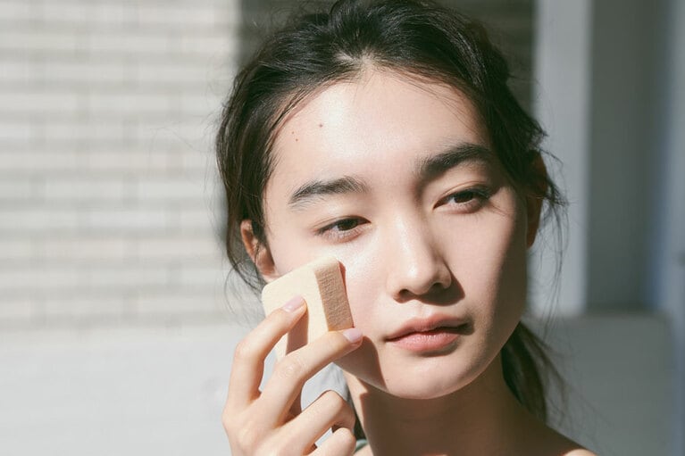 クッションファンデを大きめのパフで薄くムラなく。