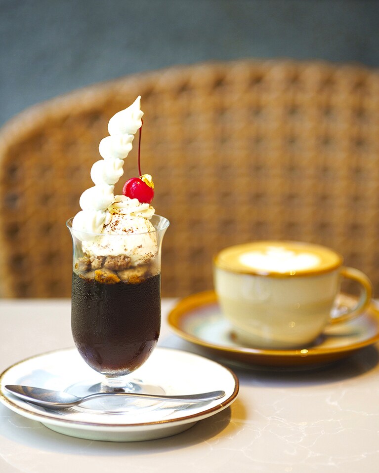 カフェには、地元の専門店「タカムラ ワイン＆コーヒーロースターズ」の豆を使った贅沢なコーヒーゼリー（900円）などが。