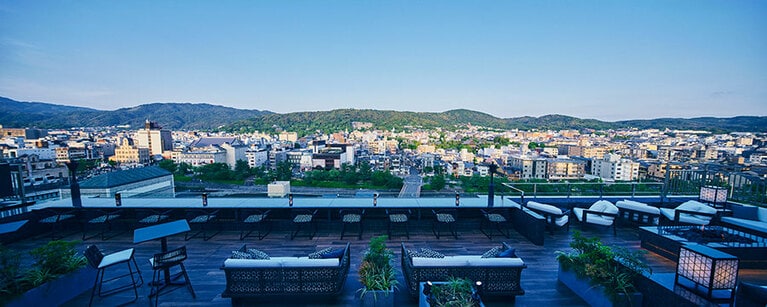 宿泊者専用のルーフトップ・ラウンジ「空庭テラス」。鴨川から清水寺、東山までを望む大パノラマを、地上約31mのゆったりとした空間で存分に堪能できる。