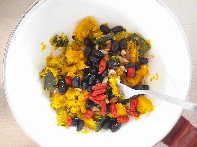 (4) 水で戻したクコの実、黒豆、刻んだくるみ、ハチミツを入れて全体をサッと混ぜます。