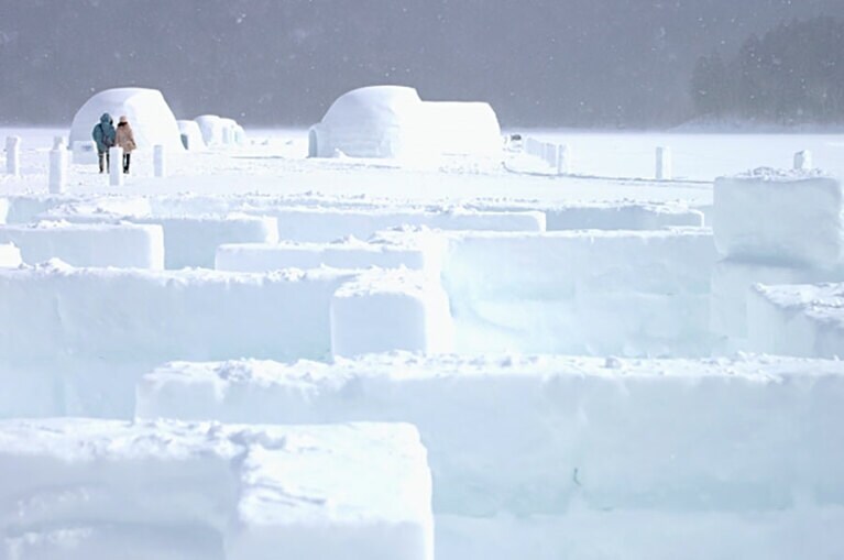 大雪山国立公園内にある然別湖の上に、1月下旬〜3月下旬の間にだけ現れる「しかりべつ湖コタン」。氷を切り出して作られる美しいイグルー(氷の家)やキンキンに冷えた氷のグラスでお酒が飲めるアイスバーなど見所満載。