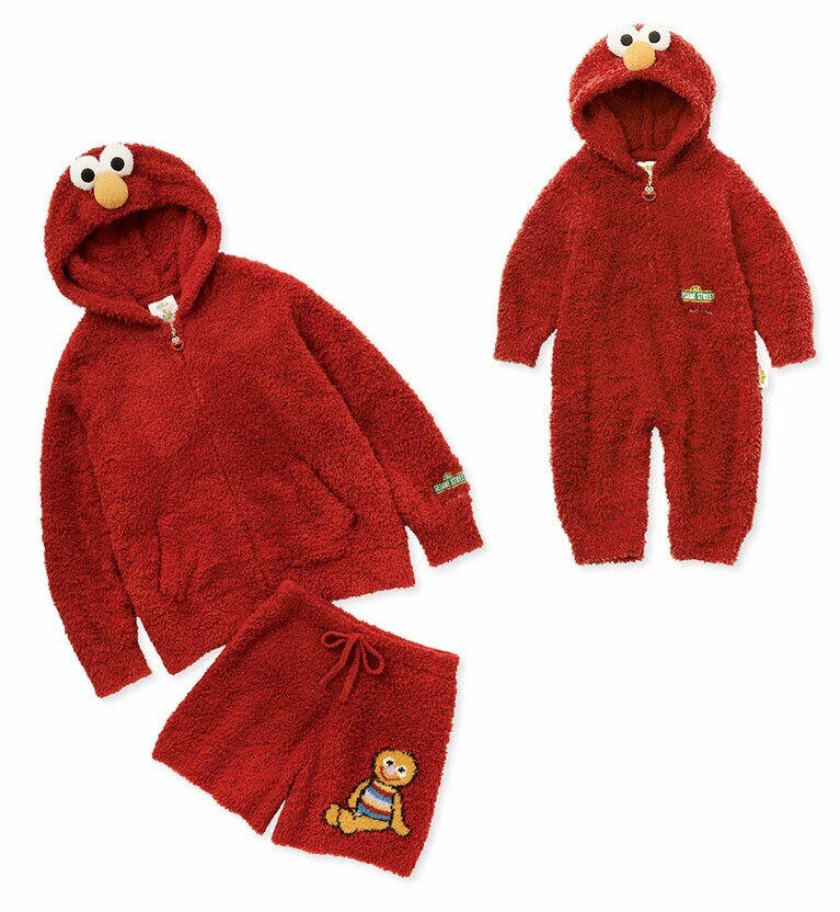 立体的なエルモの顔がチャームポイントの「なりきりシリーズ」。ふっくら贅沢な肌触りの“ジェラート”素材が、やさしく肌を包んでくれる。（左）背中にはエルモの宝物・ベイビーデイビッドをあしらって。エルモパーカ ＆ ショートパンツセット 16,940円、（右）赤ちゃんにぜひ着させたい、エルモロンパース 8,910円。