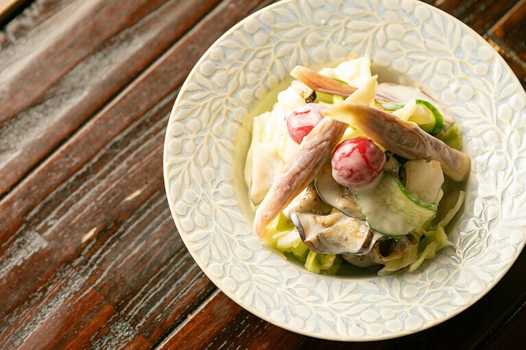 ワインにも日本酒にも合う“発酵系”の「浅漬けのヨーグルト和え」440円。