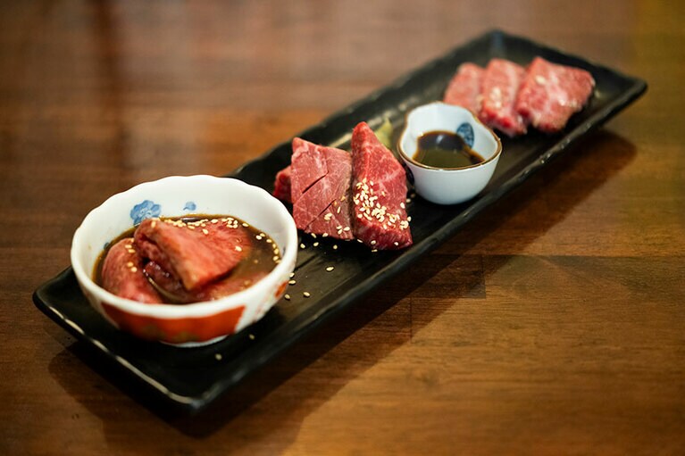 イチボはタレで。ランプはわさび醤油で。ささみは塩で味がついており、つけダレ不要。激うま～。「上肉3点盛り」3,500円。