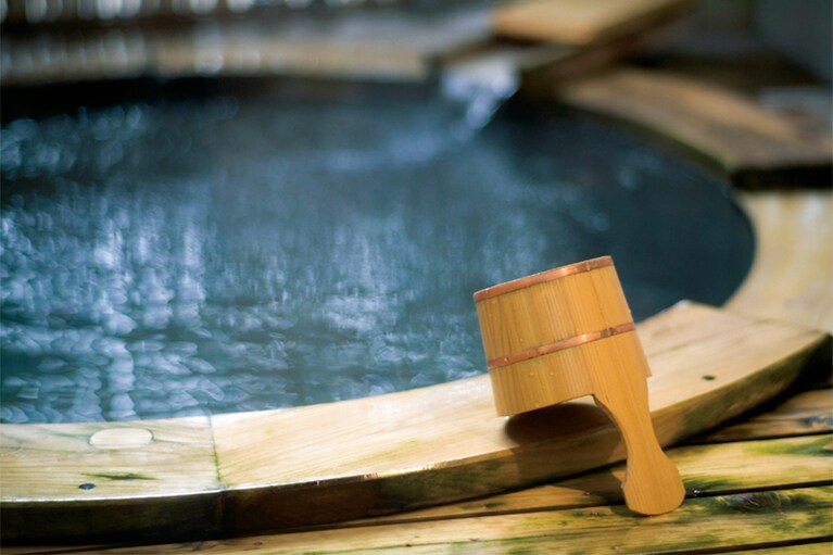 【べにや無何有】洋室の客室付き露天風呂。泉質は肌に優しいカルシウム・ナトリウム硫酸塩温泉。ほかに露天風呂を備えた大浴場もある。