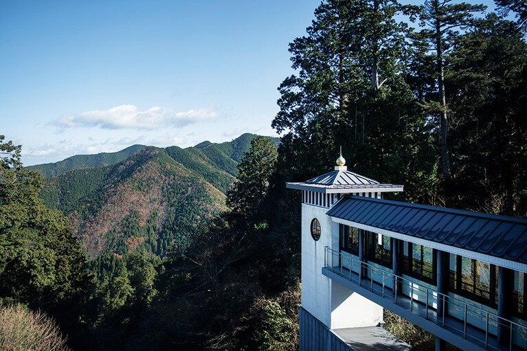終点高野山駅の2階にある展望室からの眺め。空海が開いた天空の聖地に辿り着いた、と実感。