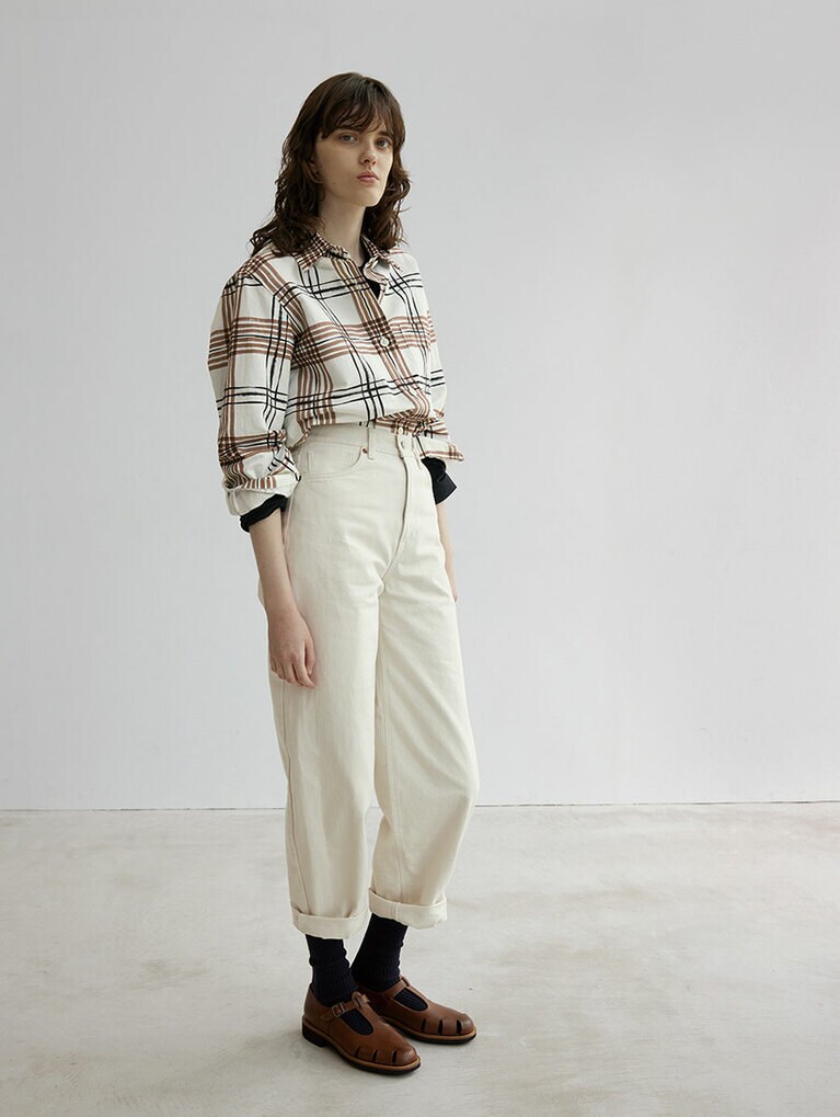 「ホワイトデニムトラウザーズ」。