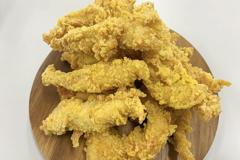 オリーブチキンフィンガーをドカ盛りに！　衣の甘さとチキンの塩気の塩梅が絶妙で、エンドレス決定です。