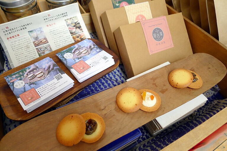 左がタピオカミルクティー味、真ん中が杏仁豆腐味、右がキンモクセイ烏龍茶味。タピオカミルクティー味は、半年以上研究と改良を重ねてできあがったもの。