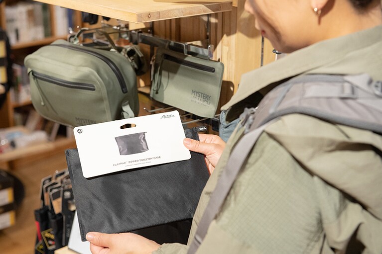 撥水性に優れるコーデュラナイロン製のトイレタリーケース。Dry-Through加工により水を外へ蒸発させ、内側をドライな状態にキープする。フラットパック ジッパートイレタリーケース。3,630円。