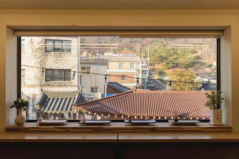 窓からは古い建物や八達山が眺められる。